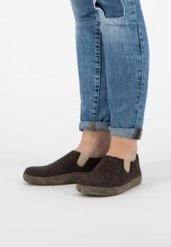 Travelin Filzpantoffeln In-Home In Braun -Schiesser Shop travelin filzpantoffeln in home in braun 17